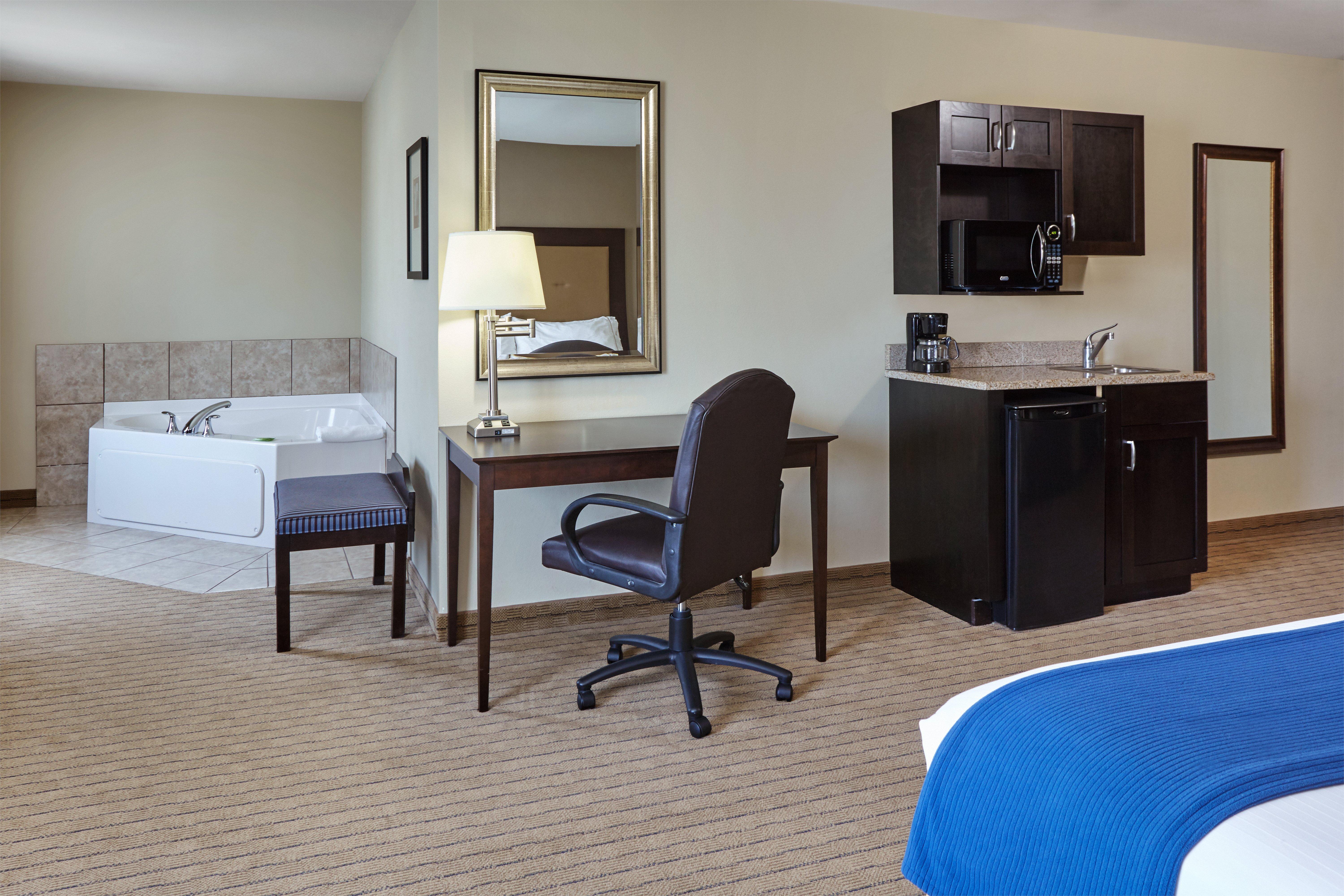 Holiday Inn Express & Suites Madison-Verona, An Ihg Hotel Exterior photo